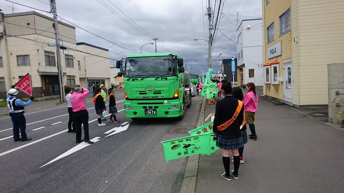 翔雲高校の生徒から手渡しで安全グッズが渡されました!(^^)!