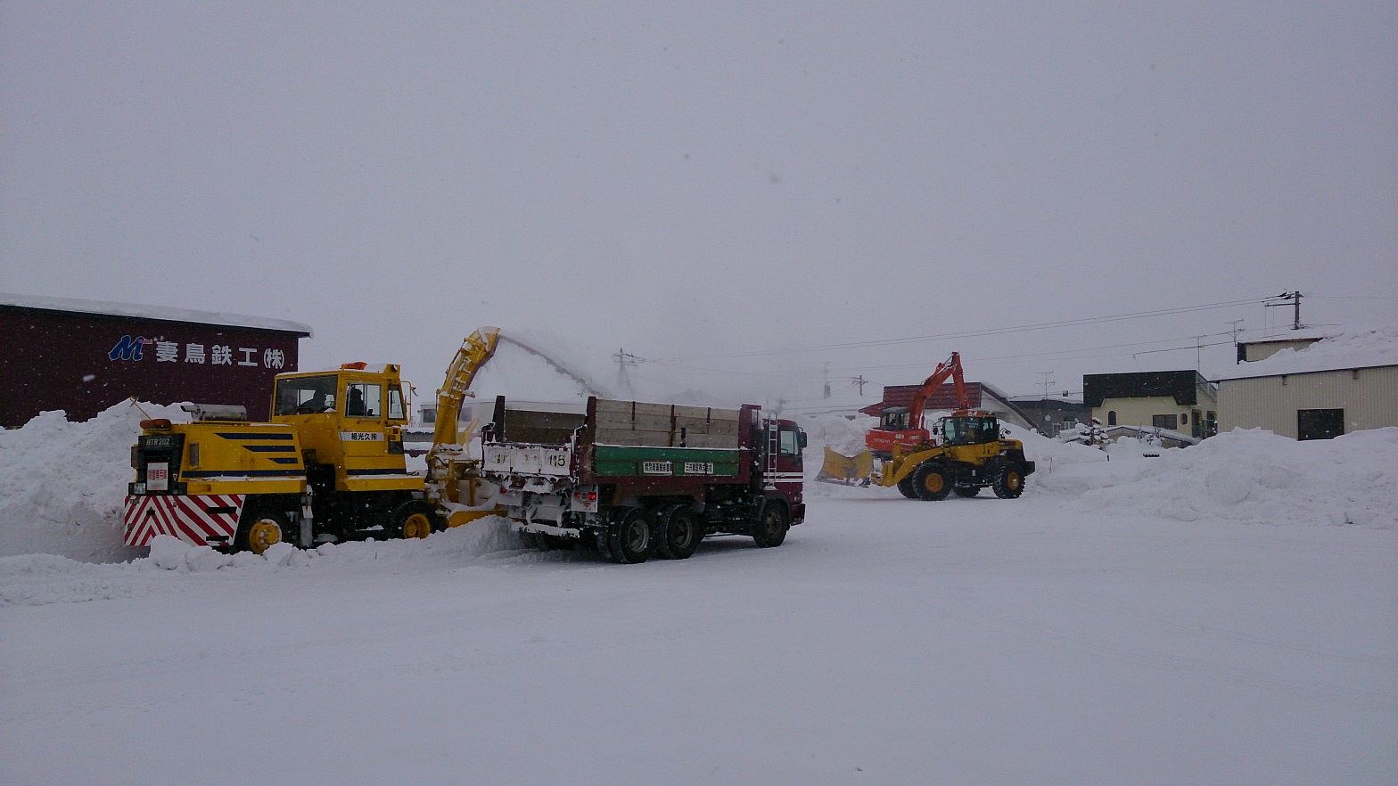 雪の量もすごいので皆、真剣に作業してます。