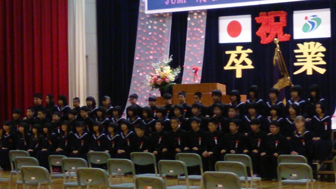 長女の小学校での１コマ。制服を着るともう大人ですね(^。^)