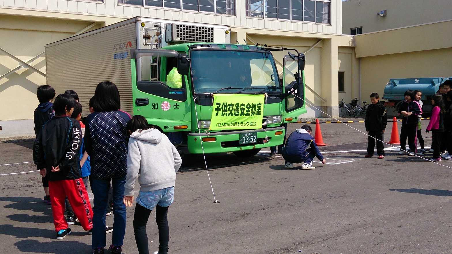 下に置いてあるひもの先端までドライバーは見えません。死角です。