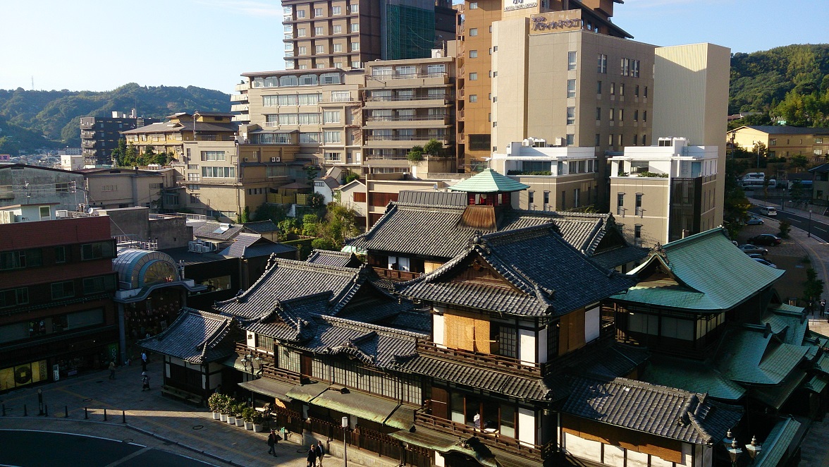 元祖温泉で有名な道後温泉とその周辺・・・。風情がありますね。